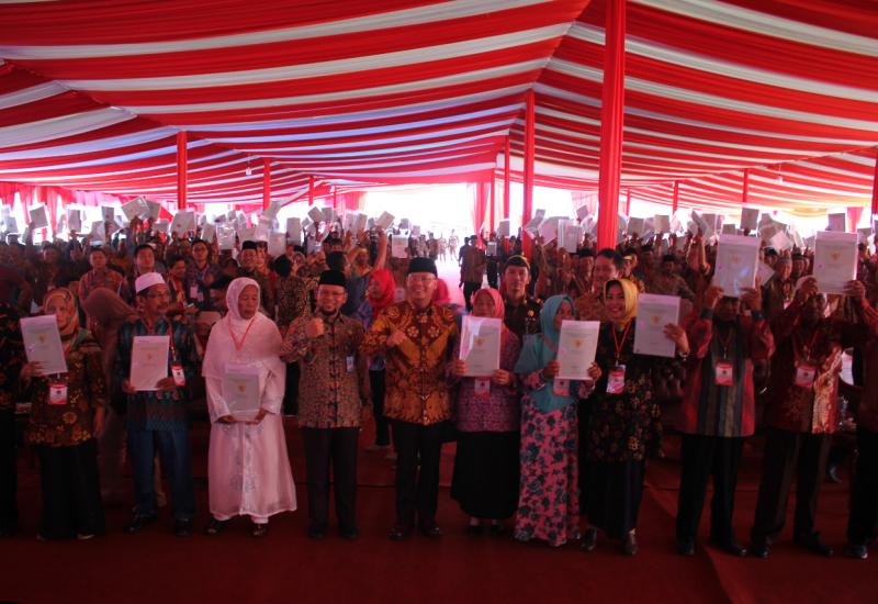 Gubernur Bengkulu Rohidin Mersyah bersama masyarakat Kampung Nelayan usai pembagian sertifikat.