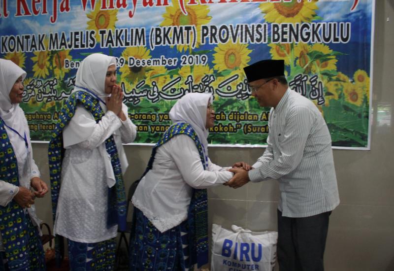 Gubernur Bengkulu saat disambut oleh pengurus BKMT