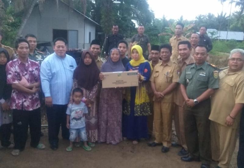 Penyerahan bantuan oleh Bupati Mukomuko bersama rombongan ke Desa Rawa Mulya.