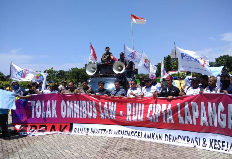 Aksi Unras di depan Kantor DPRD Mukomuko.