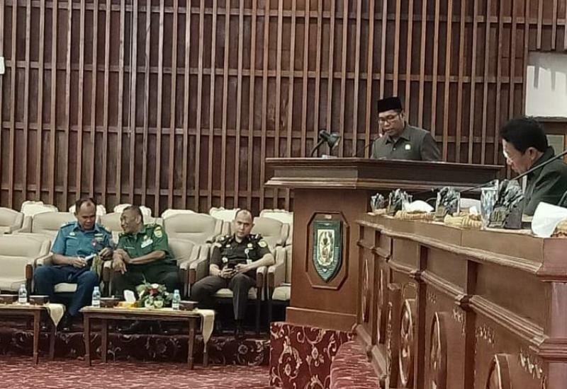 Wagub Dedy saat menyampaikan usulan dua Raperda.