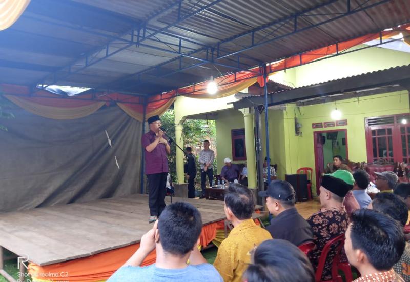 Gubernur Rohidin saat menyapa warga Desa Sanai.