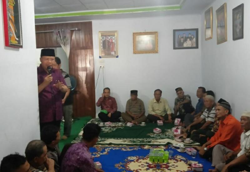 Gubernur Rohidin saat bertemu dengan masyarakat Desa Kota Padang.