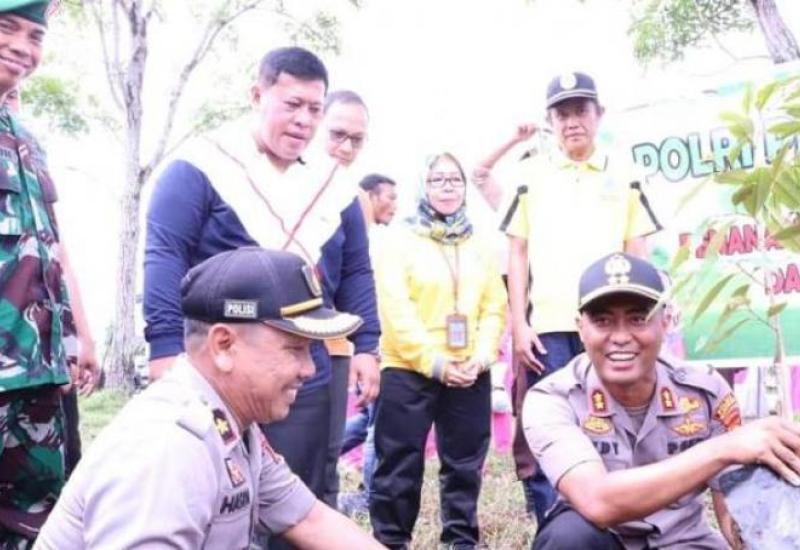 Bupati dan Kapolres Mukomuko tengah menanam pohon.
