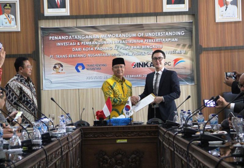 Penandatanganan MoU antara Pemprov Bengkulu dengan investor.