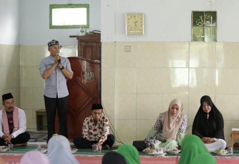 Bupati Gusnan saat menyampaikan sambutannya di Pengajian BKMT.