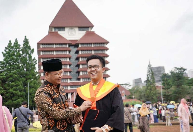 Gubernur Rohidin bersama putra sulungnya.