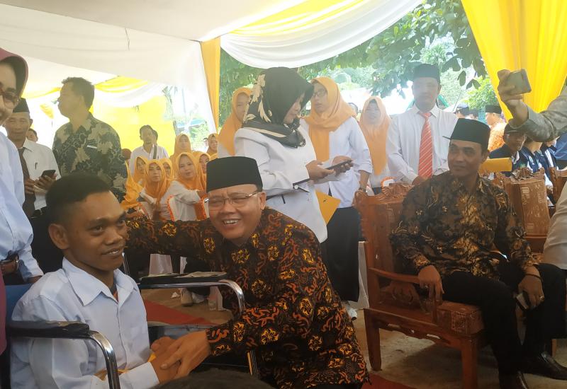 Senyum lebar dari Bangkit saat menerima langsung SK GTT dari Gubernur Rohidin.