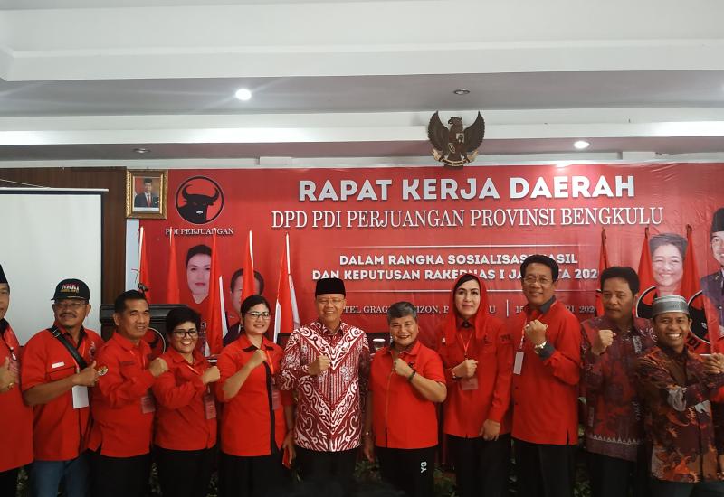 Pengurus PDIP saat berfoto bersama Gubernur Bengkulu Rohidin Mersyah.