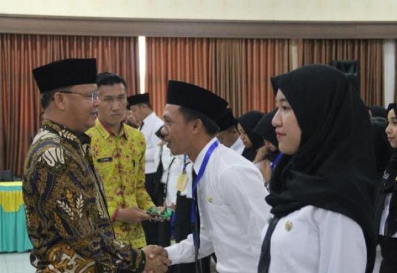 Gubernur Rohidin saat menghadiri pembukaan latsar CPNS.