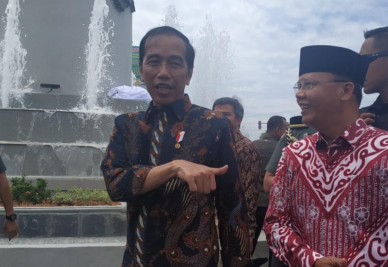 Presiden Jokowi bersama Gubernur Bengkulu Rohidin Mersyah saat peresmian Monumen Fatmawati Bengkulu.