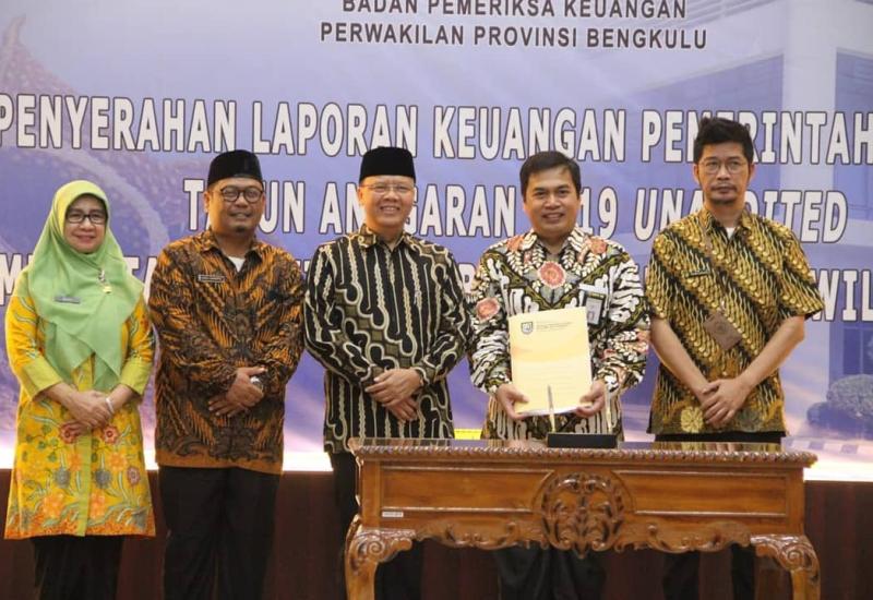 Gubernur Bengkulu saat menyerahkan LKPD Ke BPK RI Perwakilan Bengkulu.