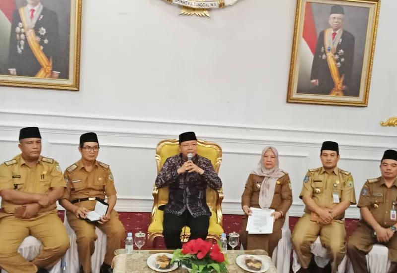 Gubernur Bengkulu Rohidin Mersyah saat menyampaikan keterangan pers terkait surat edaran.