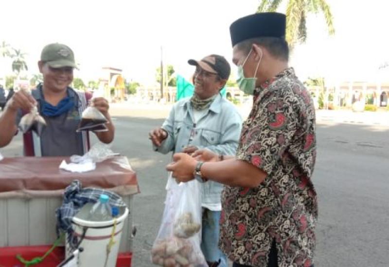 Sepi Pembeli, Pedagang Ini Langsung Diborong Walikota