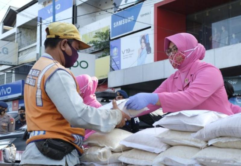 Hut Bhayangkara ke-74, Pedagang dan Jukir di Pasar Panorama Dapat Bantuan Beras