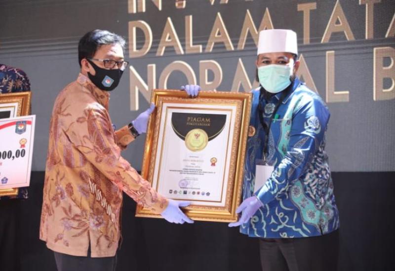 Walikota Helmi Terima Penghargaan Inovasi Daerah Sektor Transportasi dari Kemendagri