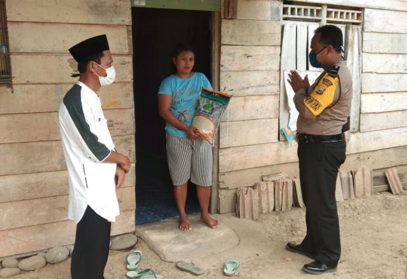 Polri Berbagi, Warga Desa Tanjung Mulya Dapat Beras