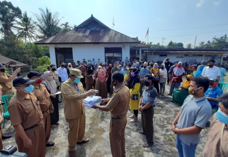 Upaya Sejahterakan Petani, Bupati Mian Berikan 655 Kartu Tani ke Masyarakat