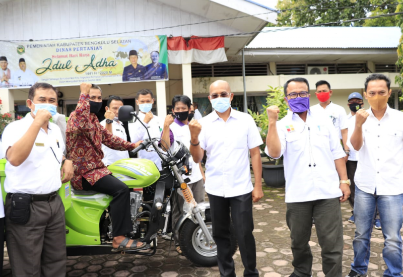 Bupati BS Bagikan Alsintan Untuk Kelompok Tani