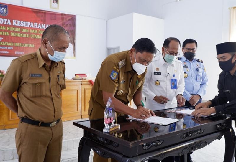 Bupati BU saat menandatangani MoU bersama Kakanwil Kemenkumham Bengkulu/MCBU