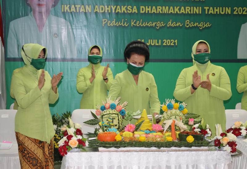 potong tumpeng