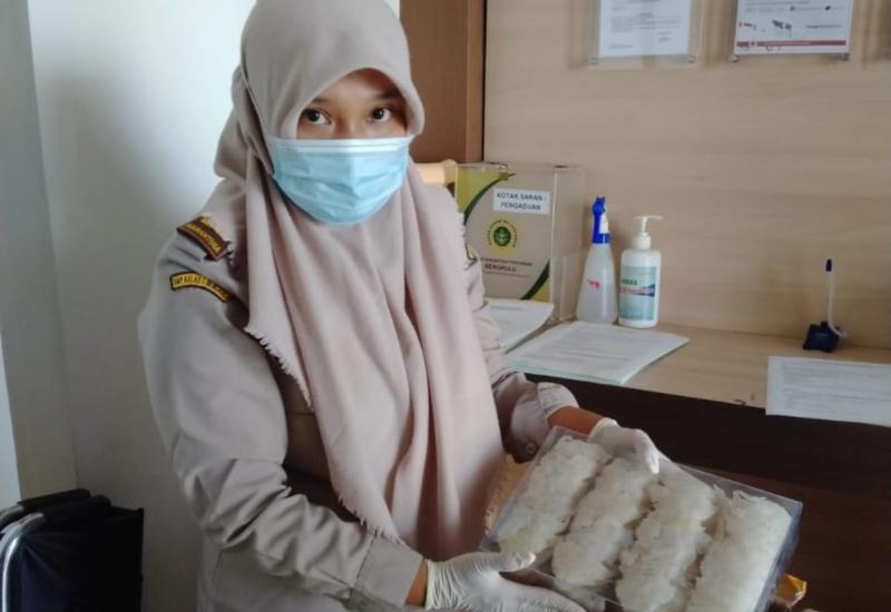 Petugas Karantina mengecek kebersihan Sarang Burung Walet