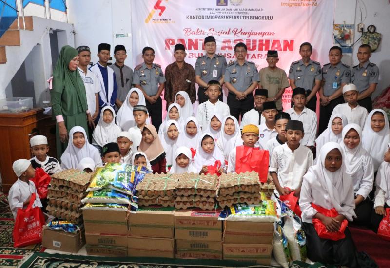 *Peringatan Hari Bakti Imigrasi Ke-74: Bakti Sosial dan Santunan di Panti Asuhan Bumi Nusantara*  BENGKULU - Dalam upaya merayakan Hari Bakti Imigrasi Ke-74, Kanwil Kemenkumham Bengkulu dan Kanim Kelas I TPI Bengkulu menyelenggarakan serangkaian kegiatan bakti sosial serta memberikan santunan di Panti Asuhan Bumi Nusantara pada hari Senin (22/01/2024). Acara ini dihadiri oleh sejumlah tokoh penting, antara lain Kepala Divisi Keimigrasian, Ramdhani, Kepala Divisi Pemasyarakatan, Teguh Wibowo, Kepala Kantor I