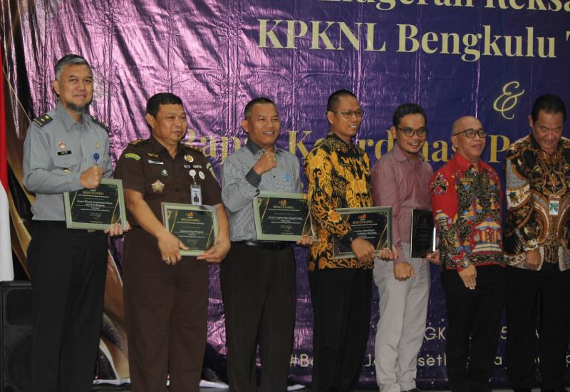 Kantor Wilayah Kementerian Hukum dan HAM (Kanwil Kumham) Bengkulu, yang diwakili oleh Kepala Divisi Administrasi, Achmad Brahmantyo Macmud, dan didampingi oleh Kepala Bagian Umum, Rahmad Huda, menerima penghargaan terbaik ketiga dalam kategori Penerimaan Negara Bukan Pajak (PNBP) Satuan Kerja Non Badan Layanan Umum (BLU) dalam Ajang Sosialisasi Pengelolaan Kekayaan Negara dalam Rangka Percepatan Sertifikasi Tanah BMN Tahun 2024 dan Penganugerahan Penghargaan Reksa Bandha di Lingkungan Kantor Pelayanan Kekay