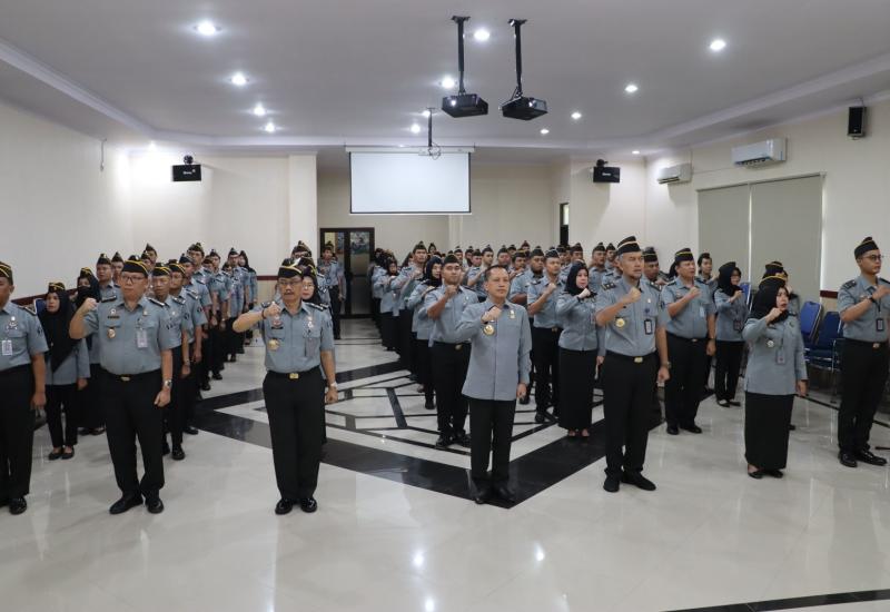 Kantor Wilayah Kementerian Hukum dan HAM (Kemenkumham) Bengkulu memperkuat kesiapan pengamanan dan meningkatkan kinerja melalui rangkaian kegiatan yang dilaksanakan pada Senin (1/4/2024).  Acara dimulai dengan partisipasi Kanwil Kemenkumham Bengkulu dalam Apel Kesiapan Pengamanan Hari Raya Idul Fitri 1445 H/2024 M secara virtual di Lingkungan Kementerian Hukum dan Hak Asasi Manusia. Turut hadir dalam acara ini Kepala Kantor Wilayah, Kepala Divisi Administrasi, Kepala Divisi Pemasyarakatan, pejabat struktura