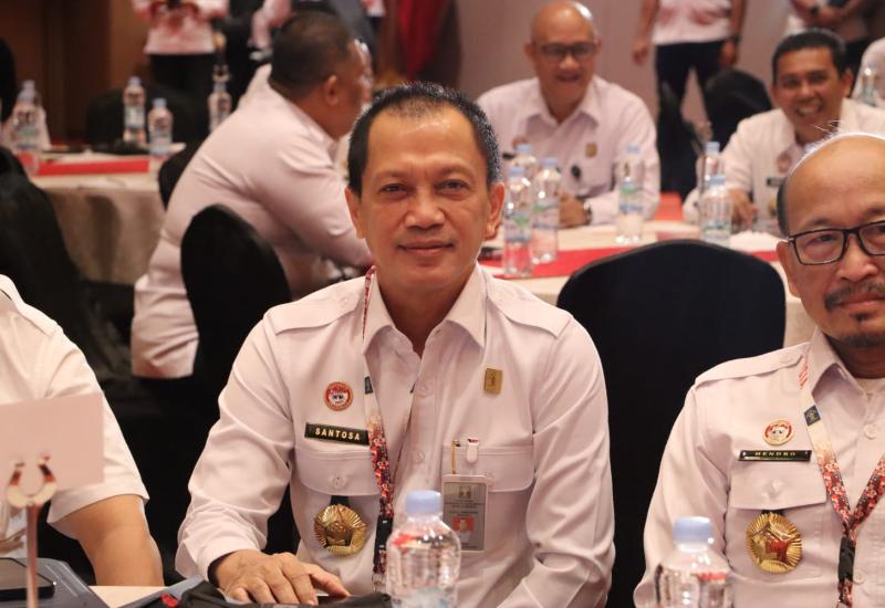 Jakarta - Kementerian Hukum dan Hak Asasi Manusia (Kemenkumham) telah resmi mengeluarkan Peraturan Menteri Hukum dan HAM RI Nomor 16 Tahun 2024 tentang Pedoman Pengarusutamaan Hak Asasi Manusia dalam Pembentukan Peraturan Perundang-undangan. Direktur Jenderal Hak Asasi Manusia, Dhahana Putra, mengungkapkan bahwa peraturan ini merupakan langkah strategis untuk memastikan bahwa hak asasi manusia (HAM) menjadi dasar dalam setiap pembentukan regulasi nasional.  Dhahana menyampaikan hal tersebut pada hari kedua 