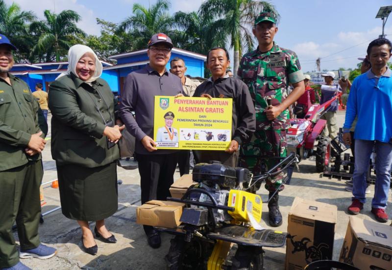 Pemerintah Provinsi Bengkulu terus memberikan perhatian yang serius kepada Kelompok Tani di seluruh wilayah demi meningkatkan produktivitas pertanian masyarakat.  Pada hari Jumat (23/8), bertempat di Desa Talang Sali, Kabupaten Seluma, Gubernur Bengkulu, Rohidin Mersyah, secara simbolis menyerahkan 26 alat mesin pertanian (alsintan) kepada Kelompok Tani di Seluma.  "Hari ini, kita menyalurkan alsintan untuk Kabupaten Seluma, yang terdiri dari hand traktor, kultivator, dan dodos sawit. Selain itu, kami juga 