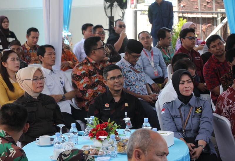 Bengkulu - Kepala Kantor Wilayah Kementerian Hukum dan HAM Bengkulu (Kanwil Kemenkumham Bengkulu), Santosa yang diwakili oleh Kepala Divisi Administrasi (Kadivmin), Machyudhie turut hadir dalam peresmian Kantor Baru TribunBengkulu.com di Jalan Padang Jati Kota Bengkulu, Kamis (24/10/2024).  Peresmian ditandai dengan penandatanganan prasasti oleh 4 petinggi Forum Koordinasi Pimpinan Daerah (Forkopimda) di Provinsi Bengkulu, yakni Plt Gubernur Bengkulu, Rosjonsyah Syahili, Kapolda Bengkulu Irjen. Pol. Anwar, 