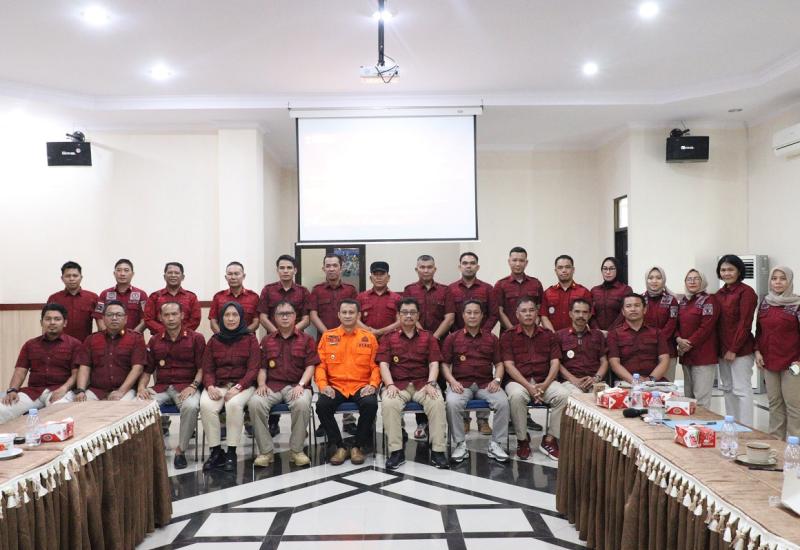 Bengkulu – Kepala Divisi Pemasyarakatan Kanwil Kemenkumham Bengkulu, Teguh Wibowo, menyelenggarakan sosialisasi mitigasi dan tanggap darurat bencana bagi jajaran Lapas, Rutan, dan LPKA di wilayah Bengkulu pada Kamis (14/11). Kegiatan ini bertujuan membekali jajaran pemasyarakatan dengan pengetahuan mitigasi bencana, bekerja sama dengan BPBD Provinsi Bengkulu yang diwakili oleh Plt. Kepala BPBD, Kristian Hermansyah, sebagai narasumber utama.  Dalam sambutannya, Teguh mengingatkan bahwa Provinsi Bengkulu bera