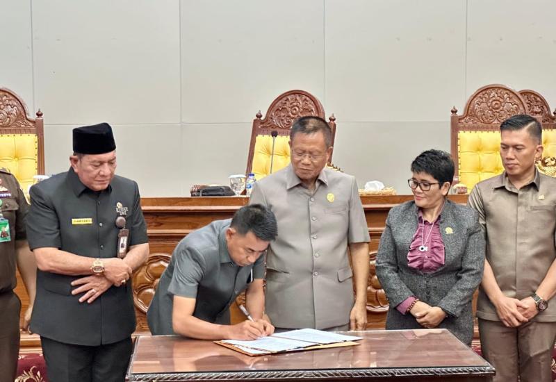 Dewan Perwakilan Rakyat Daerah (DPRD) Provinsi Bengkulu resmi menetapkan pasangan Helmi Hasan dan Mian sebagai Gubernur dan Wakil Gubernur Bengkulu terpilih untuk periode 2025-2030. 