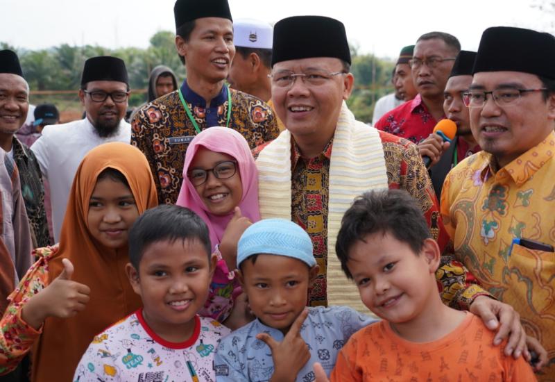 Gubernur Bengkulu Dr. H. Rohidin Mersyah selalu di kenal dan akrab dengan masyarakat juga anak-anak