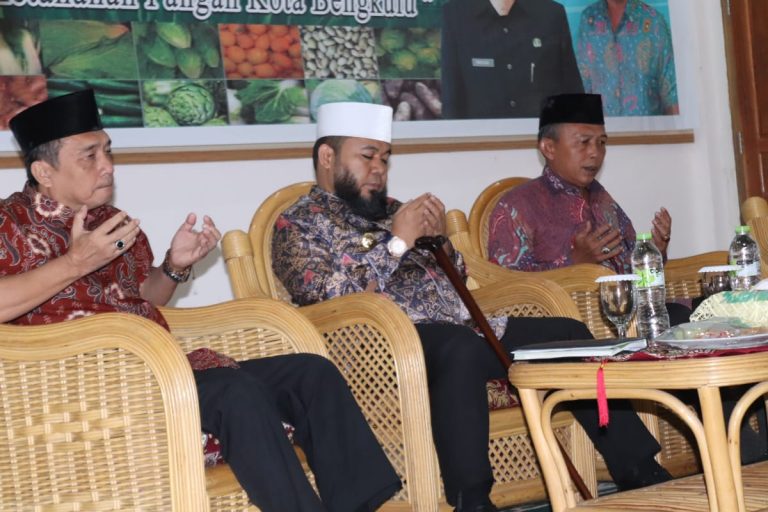 Walikota Bengkulu (tengah) saat menghadiri Rakor.