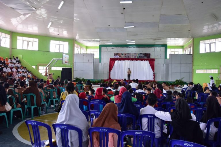 Tampak ratusan siswa memadati GOR Curup.