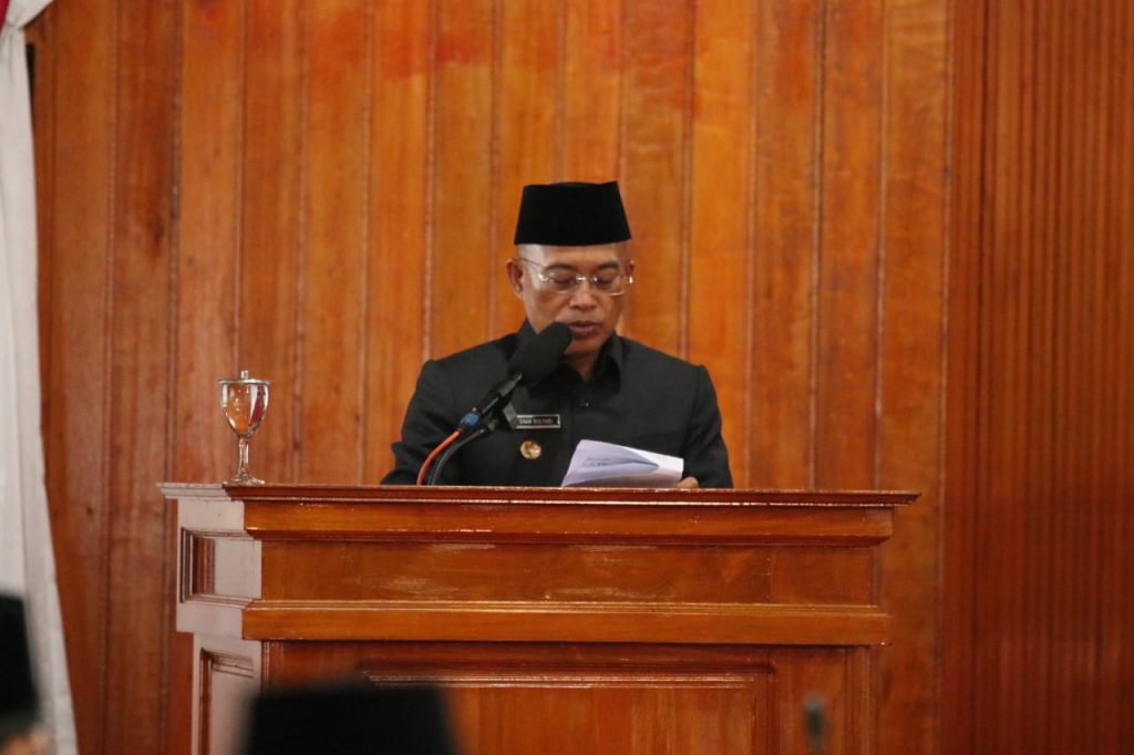 Bupati Bengkulu Selatan saat memaparkan program Jamkesda pada Paripurna DPRD Kabupaten Bengkulu Selatan.