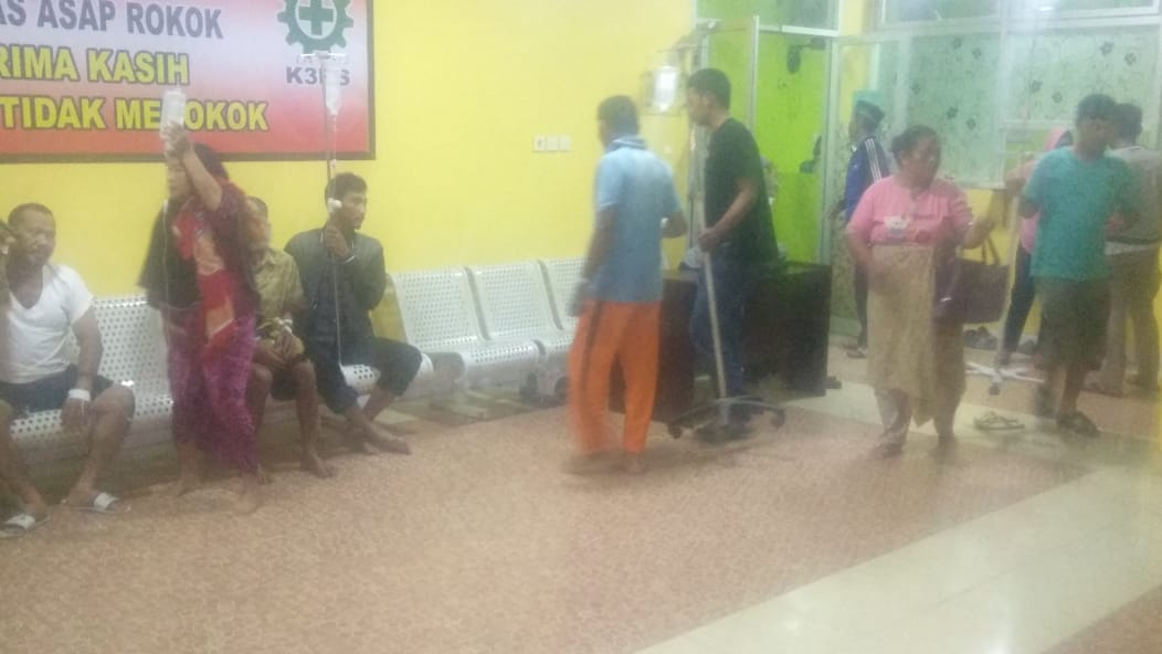 Pasien RSUD Mukomuko saat dievakuasi oleh keluarga.