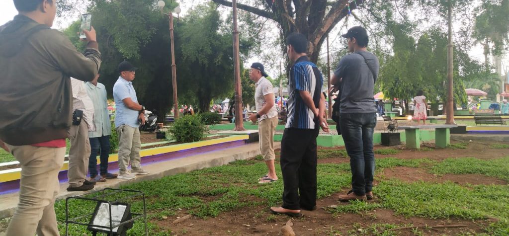 Bupati Bengkulu Selatan saat sidak ke Taman Merdeka Bengkulu Selatan.