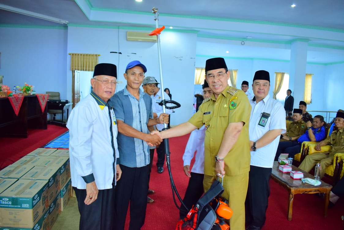 Bupati RL saat menyerahkan bantuan alat usaha produktif.