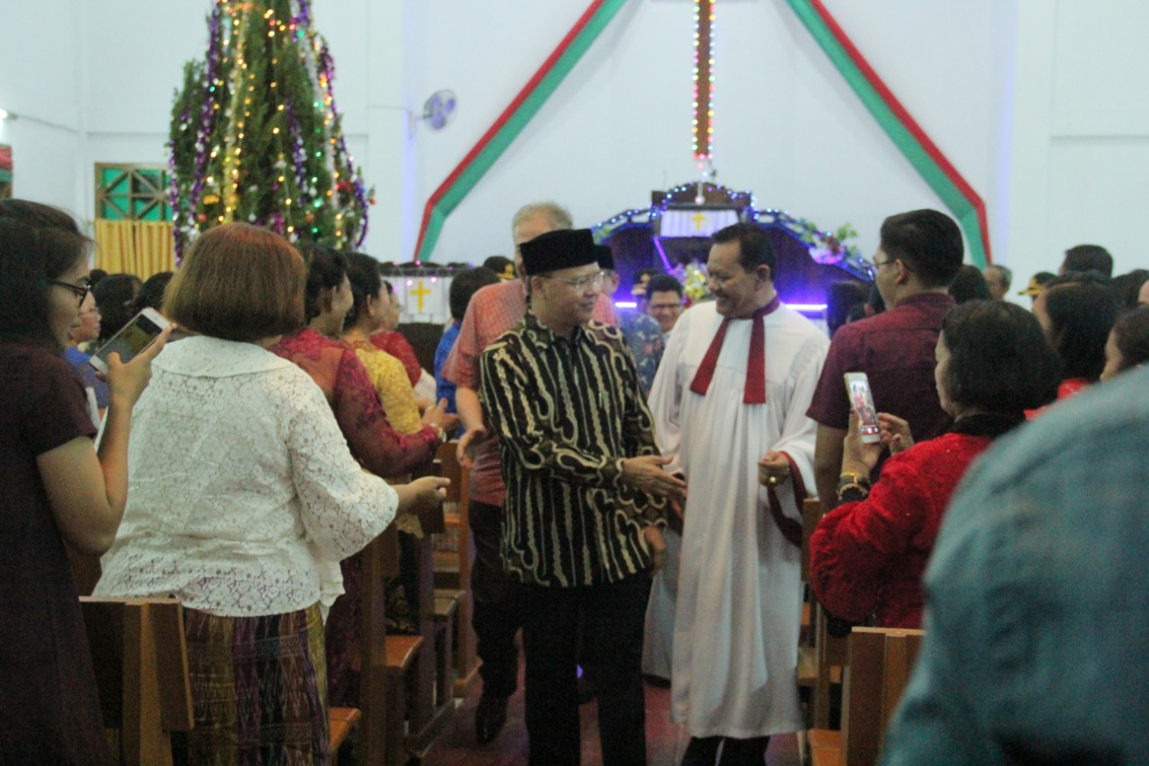 Gubernur Rohidin saat meninjau Gereja yang tengah merayakan Natal.