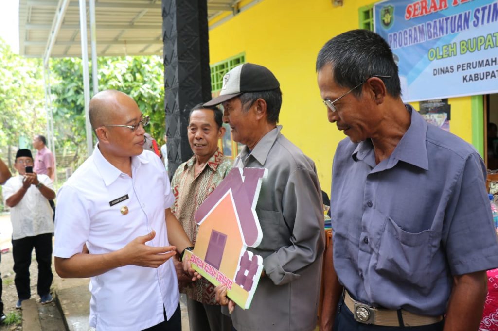 Penyerahan bantuan bedah rumah secara simbolis oleh Bupati Bengkulu Selatan.