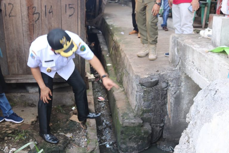 Wakil Walikota saat menyidak langsung kondisi pasar Panorama.
