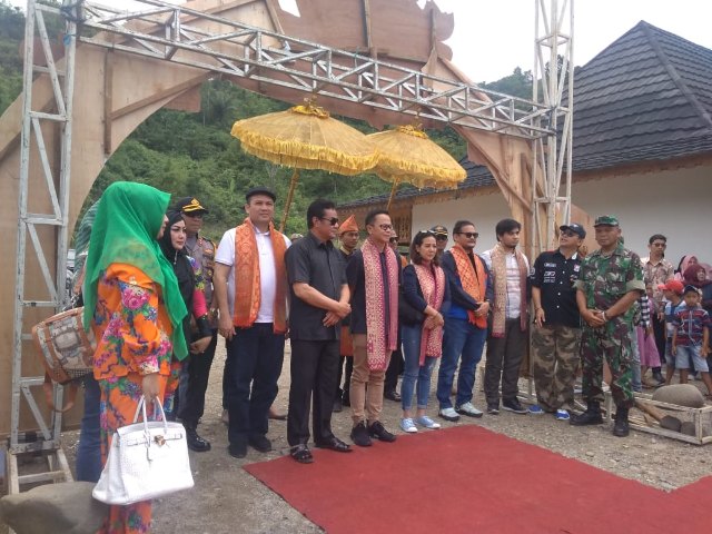 Saat Penyambutan kedatangan Bupati Rosjonsyah.
