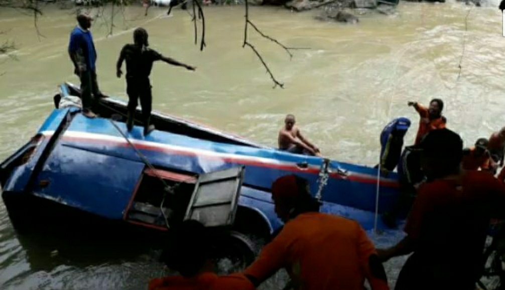Proses evakuasi bus sriwijaya yang terperosok kedalam jurang.