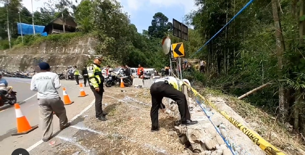 Satlantas Polres Pagar Alam saat melakukan olah TKP.