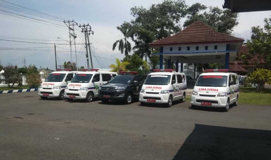 Ambulans yang diterjunkan Pemkot Bengkulu untuk membantu korban kecelakaan Bus Sriwijaya.