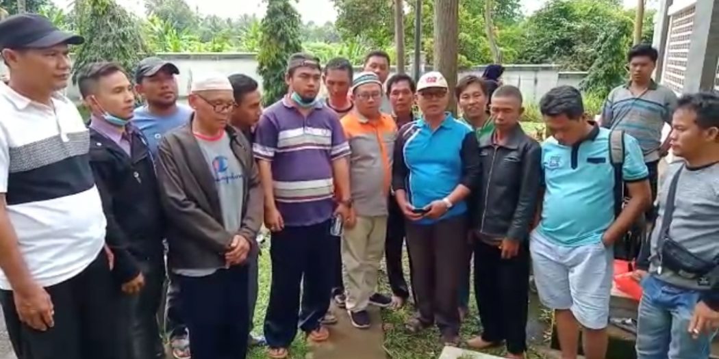 Keluarga salah satu korban bus Sriwijaya.