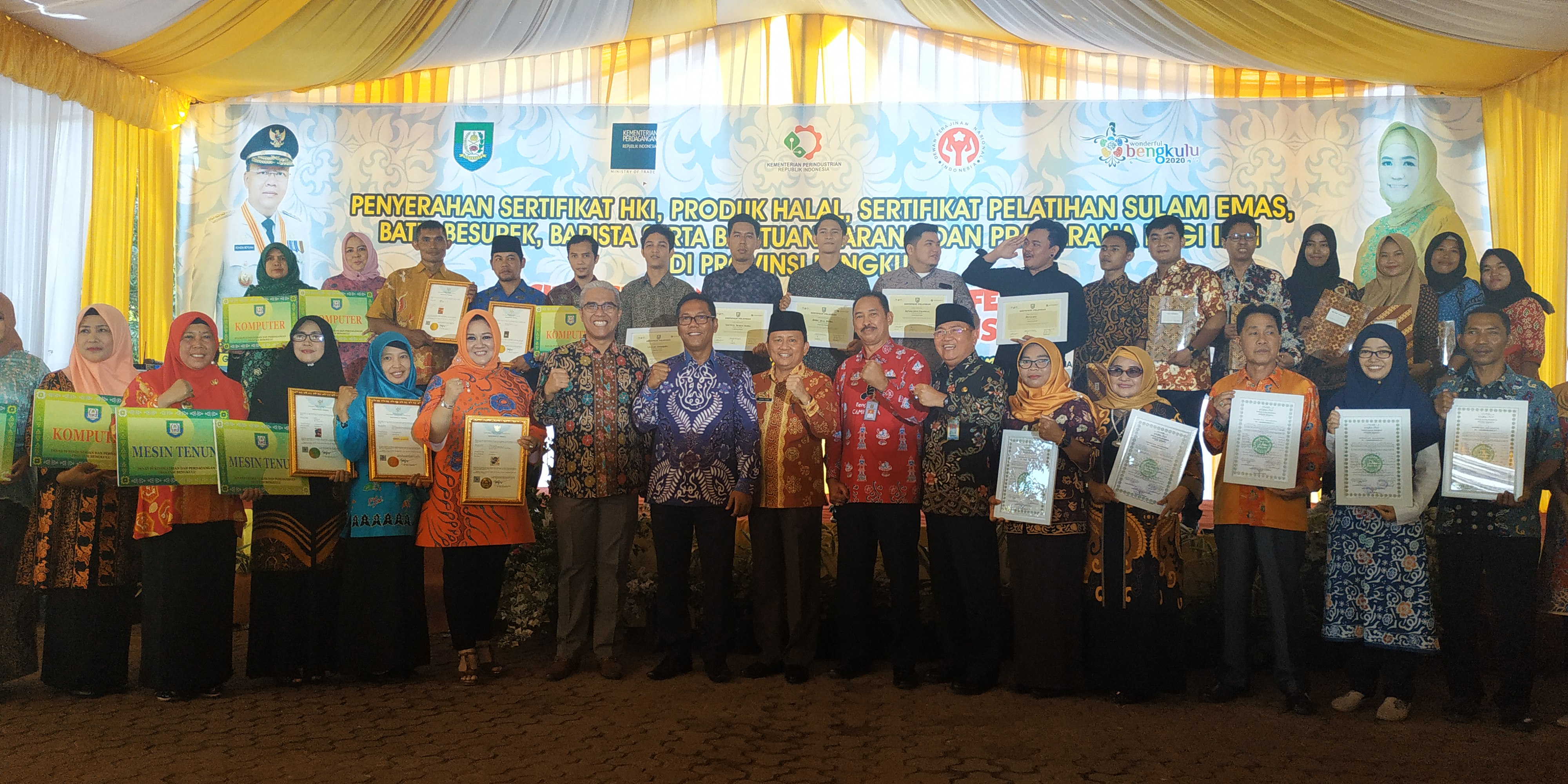 Saat sesi foto bersama penerima sertifikat dan bantuan.